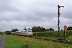 DB Fernverkehr Tz 184 (401 084/584)  Bruchsal , es führt 401 584, als IC 208 Basel SBB - Kiel Hbf, Umleiter (Frille, 27.08.2021). Aufgrund einer Oberleitungsstörung zwischen Sagehorn und Ottersberg (Strecke Bremen - Hamburg) wurde der Fernverkehr (IC, ICE, Flixtrain) zwischen Hamburg und Köln über Rotenburg (Wümme) - Verden - Nienburg - Minden - Hamm bzw. Gegenrichtung umgeleitet. Der Fotostandpunkt befindet sich an dem eingleisigen Teilstück Nienburg - Minden ( NATO-Bahn ). Der hier sonst in jede Richtung zweistündlich verkehrende RE 78  Porta-Express  wurde wegen Auslastung dieses Teilstücks auf SEV umgestellt.