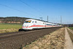 ICE 401 576-4  Geisenheim/Rheingau  ist am 23.03.2022 bei Kerzell in Richtung Frankfurt/M. unterwegs.