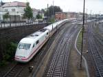 Ausfahrt eines ICE-1 zuges aus dem Bahnhof Offenburg.