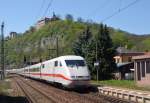 Der ICE 909 passiert am 28.04.12 auf der Fahrt nach Mnchen in Dornburg das dortige Schloss.