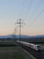 Ein ICE nach Interlaken Ost braust am 26.07.2012 bei Kiesen vorbei.