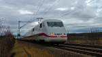 Am 03.01.2014 kam der verschmierte 401 018-7 mit fast alen Lichter an als ICE 71 (Hamburg-Altona - Basel SBB) an die Schweizer Grenze. Hier ist er Tz 118 nördlich von Müllheim (Baden) bei Hügelheim gen Süden, um in ein paar Minuten in den Katzenbergtunnel nach Basel zufahren. Gruß an den freundlichen Tf zurück!