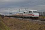 Nachschuss auf 401 563-2, der am 03.01.2014 als ICE 279 (Berlin Ostbahnhof - Basel SBB) am kleinen Winzerort Hügelheim gen Basel fuhr.