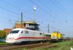 401 502 als ICE 575 (Hamburg-Altona–Stuttgart Hbf) und 203 307 am 01.05.2006 in Winsen (Luhe)