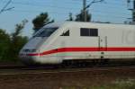 Detailansicht eines ICE 1/401 513-7 der mit sehr hoher Geschwindigkeit durch Groß-Gerau Dornberg in Richtung Frankfurt unterwegs ist am Abend des 30.8.2015