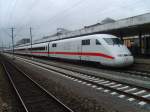 Die 401 013 mit dem Taufnamen Frankenthal/Pfalz und der Blankenklappe steht am 3.4.07 als ICE577 in Hannover Hbf