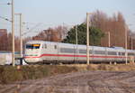 Nachschuss auf Tz 117  Hof  bei Brühl. Unterwegs war er als ICE 1028 (Nürnberg Hbf - Hamburg Altona). Seit dem Fahrplanwechsel im Dezember 2016 gibt es die ICE Linie 31 (zwei Zugpaare pro Tag) nicht mehr. An ihrer Stelle fahren jetzt ICs. Das bedeutet, dass der ICE 1 Köln aktuell fahrplanmäßig nicht mehr anfährt.

Brühl, 29. November 2016