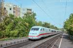 Auch die ICE nach München fahren durch den dicht belegten Abschnitt Würzburg Hbf - Heidingsfeld. (Blick nach Norden am 26.9.03)