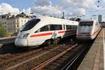 411 517-6  Erlangen  und 411 529-1  Kiel  treffen am 2.9.2017 als ICE1717 nach Eisenach in Hamburg-Altona auf 401 056-7  Heppenheim/Bergstraße  als ICE800 von Berlin Südkreuz nach Hamburg-Altona.