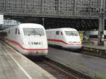 Kleiner Bruder trifft sein Groen Bruder. ICE 2 aus Berlin Ostbahnhof (ICE 858) und ICE 1 (ICE 28) aus Wien zur Weiterfahrt nach Hamburg-Altona. Aufgenommen am 16.06.07