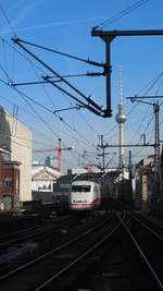 (Streif-)Licht und Schatten.
ICE  Fulda  als ICE 1699 von B-Ostbahnhof nach Frankfurt/M. fährt hier kurz nach dem Start seiner Reise auf der Berliner Stadtbahn Rtg. B-Hbf an einem sonnigen Februar-Sonntag, kurz vor B-Friedrichstraße.
Im Hintergund der Berliner Fernsehturm

Berlin, der 17.02.2019