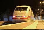 401 008 (Tz 108  Lichtenfels ) als ICE 592 (Linie 11) von München Hbf steht in seinem Endbahnhof Halle(Saale)Hbf auf Gleis 8.
Planmäßig enden hier keine ICE-Züge, doch aufgrund von Bauarbeiten um Leipzig Hbf - dem eigentlichen Ziel - wurde der Zug umgeleitet und die Reisenden mussten ihre Fahrt mit dem Bus fortsetzen.
Durch diesen Umstand dürfte der ICE sogar Fahrzeit gespart haben. Vermutlich blieb er hier zur Übernachtung stehen.
[10.11.2018 | 23:39 Uhr]