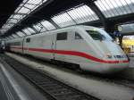 Ein ICE 1 steht im Bahnhof Zrich HB , um bald ber Basel nach Hamburg abzufahren.