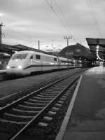 ICE 1 der Baureihe 401, steht gegen 5:30 Uhr am Karlsruher Hbf.18.05.09