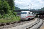 Zugdurchfahrt! 401 513-7 durcheilt am 27.5.2009 den Bahnhof von Geislingen/Steige aus Richtung Ulm kommend.