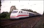 Erprobung bzw. Testfahrten mit den neuen ICE Triebköpfen auf der Rollbahn am 4.10.1991. Zu diesem Zweck nutzte man alte D-Zug Wagen als Zwischenwagen. Triebkopf 401569 bildete an diesem Tag um 10.35 Uhr bei einem solchen Zug durch Natrup - Hagen in Richtung Osnabrück fahrend den Schluß.