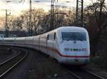 Ein 2er im 1er. Etwas ließ mich an diesem Bild stutzen.. Bis ich dann festgestellt habe, dass in diesem ICE 1 ein Triebkopf der Folgegeneration eingereiht ist.
Tz 169  Worms  hat als ICE 1025 (Hamburg Altona - Frankfurt(Main)Hbf) gerade Köln West durchfahren und nimmt nun Kurs auf den Bahnhof Köln Süd.

Köln West, 07. Dezember 2016