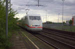 Der ICE kommt aus Richtung Duisbrug nach Krefeld-Oppum zum Bahnwerk und fährt durch Duisburg-Rheinhausen-Ost in Richtung