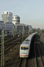 Am 18.12.2018 nähert sich in Düsseldorf Wehrhahn ein ICE 2 aus Berlin dem Düsseldorfer Hauptbahnhof.