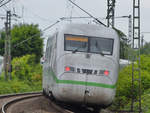 ICE 402 021-0 fährt von Essen kommend weiter in Richtung Bochum. (Essen, Mai 2020)