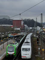 Ein ICE 2 (808 032) bei der Durchfahrt & 3429 015 beim Halt in Wuppertal-Unterbarmen. (März 2021)