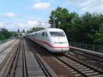 Ein ICE2 Ganzzug (BR402) befindet sich hier auf der Stadtbahn Berlins kurz vor dem Bahnhof Berlin Zoologischer Garten, welcher in Berlin Ostbahnhof seinen Startpunkt hatte und nach Kln/Bonn unterwegs