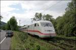 Ein ICE durchfhrt das Grne: 402 002 (9380 5 402 002-0 D-DB)  Wuppertal  fhrt als ICE558 von Berlin Ostbahnhof nach Hagen Hbf.