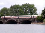 HAMBURG, 21.08.2004, ein ICE von Hamburg Hauptbahnhof nach Hamburg-Dammtor auf der Lombardsbrücke