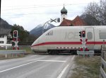 Der ICE  Quedlinburg  durchfhrt soeben einen Bahnbergang bei Eschenlohe
auf der Strecke von Garmisch Partenkirchen in Richtung Mnchen. Festgehalten am 20. Mrz 2010.
