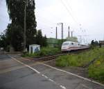 Ein ICE-Zug passiert einen Bahnbergang bei Wunstdorf Richtung Nienburg, am 12.06.2010.