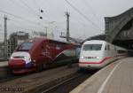 Thalys 4303 mit Werbung für   Die Schlümpfe 2  und ICE 402 standen Abfahrt bereit am 05.10.2013 im Kölner Hbf.