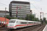 808 011 am 2.7.13 als umgeleiteter ICE in Dsseldorf-Rath. Der Zug wurde wegen einer Entgleisung zwischen Dsseldorf und Duisburg ber die Gterzugstrecke umgeleitet.
