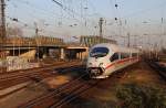 Bahnhof Köln-Deutz am Abend des 13.03.2014. Ein ICE 2 nähert sich soeben mit hoher Geschwindigkeit der Bahnhofsanlage.