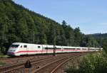 402 008 als ICE 1005 (Berlin Gesundbrunnen–Mnchen Hbf) am 16.08.2013 in Hockeroda, aufgenommen vom Bahnsteigende