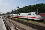 402 045-9 verlässt am 31.5.2016 als ICE77 von Kiel Hauptbahnhof nach Basel SBB die Landeshauptstadt.