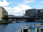 Berliner Stadtbahn vom Wasser aus gesehen - ein ICE in Richtung Berlin Ostbahnhof durchfährt gerade den Bahnhof Friedrichstraße. 3.7.2016