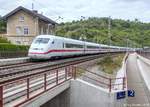 12 Jahre später fuhr ein ICE nach München durch Goßmannsdorf. An die neue Straßenunterführung schloss die DB den Bahnsteig für die Züge nach Würzburg an. (4.9.15)