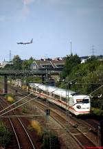 Zwei unterschiedliche Verkehrsmittel nähern sich im Sommer 2010 dem Düsseldorfer Flughafen. Wenn der ICE 2 von Düsseldorf nach Berlin im Flughafenbahnhof eintrifft, wird auch die Passagiermaschine wieder festen Boden unter den Rädern haben.