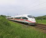 403 033 befand sich am 09.06.2017 auf seiner Fahrt zur offiziellen Zugtaufe nach Goslar. Aufgenommen an der KBS 350 am BÜ Km 75,1 bei Einbeck.