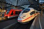 620 037-1 trifft am Morgen des 19.8.2017 als RB24 (RB91797)  Eifel-Bahn  von Köln Messe/Deutz nach Erftstadt im Kölner Hauptbahnhof auf 403 521-8  Krefeld  als ICE101 nach Karlsruhe