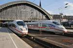 403 562-2  Schwerte(Ruhr)  trifft am 4.7.2017 als ICE203 nach Basel SBB im Kölner Hauptbahnhof auf 403 022-7  München  als ICE814 von Frankfurt(Main) Hauptbahnhof.