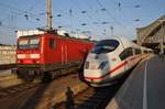 143 194 trifft am Abend des 4.7.2017 mit der RB27 (RB12528)  Rhein-Erft-Bahn  von Koblenz Hauptbahnhof nach Mönchengladbach Hauptbahnhof im Kölner Hauptbahnhof auf 403 507-7  Oberhausen  und