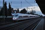 ICE 3 Gunzenhausen bei der Durchfahrt in Angermund, er ist hier von Düsseldorf Hbf nach Duisburg Hbf unterwegs am Abend des 13.1.2018