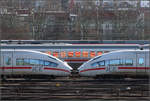 Darum liebe ich den Zufall -    In den getönten Scheiben des 1.Klasse-Wagens eines ausfahrenden IC-Zuges spiegelt sich der in den Stuttgarter Hauptbahnhof einfahrende ICE.