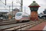 Nah am Wasserturm entlang...
Eine BR 403 als ICE 1539 (Linie 15) von Frankfurt(Main)Hbf nach Berlin Hbf (tief) beschleunigt im Gleisvorfeld von Halle(Saale)Hbf. Aufgenommen von der Delitzscher Straße.
 [26.1.2018 | 15:49 Uhr]