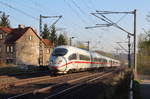 Mit ca. fünf Minuten Verspätung kam dann der Zug den ich eigentlich fotografieren wollte: Tz  Konstanz  als ICE-Sprinter 1638 (Berlin - Erfurt - Frankfurt(Main) Hbf). Zwischen Berlin und Erfurt fährt dieser Zug zusammen mit ICE1001 (Berlin - Erfurt - München). Regelmäßig kommt es bei diesen beiden Zügen zu technischen Störungen beim Entkuppeln in Erfurt oder durch das Zugsicherungssystem ETCS Level2.

Erfurt-Bischleben, 18. April 2018 