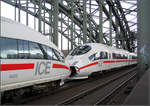 Innenansicht -

... der Hohenzollernbrücke in Köln mit einem Zug der Baureihe 403.

09.04.2005 (J)