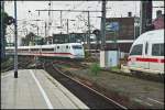Treffen zweier ICE Generationen: Whrend ein 401er als ICE 926 von Mnchen Hauptbahnhof nach Kiel Hbf in den Bahnhof rollt, steht 403 056 als ICE 516 nach Dortmund am Bahnsteig.