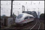 Ein ICE 3 verläßt am 15.5.2004 die Hohenzollernbrücke in Köln und fährt in den Hauptbahnhof ein.