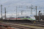 ICE 3 403 033-4 fährt beim badischen Bahnhof ein.